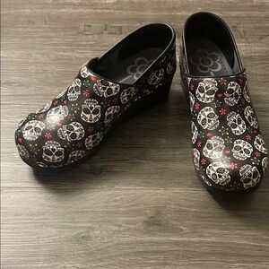 Sanita Black Skull Pattern Clogs